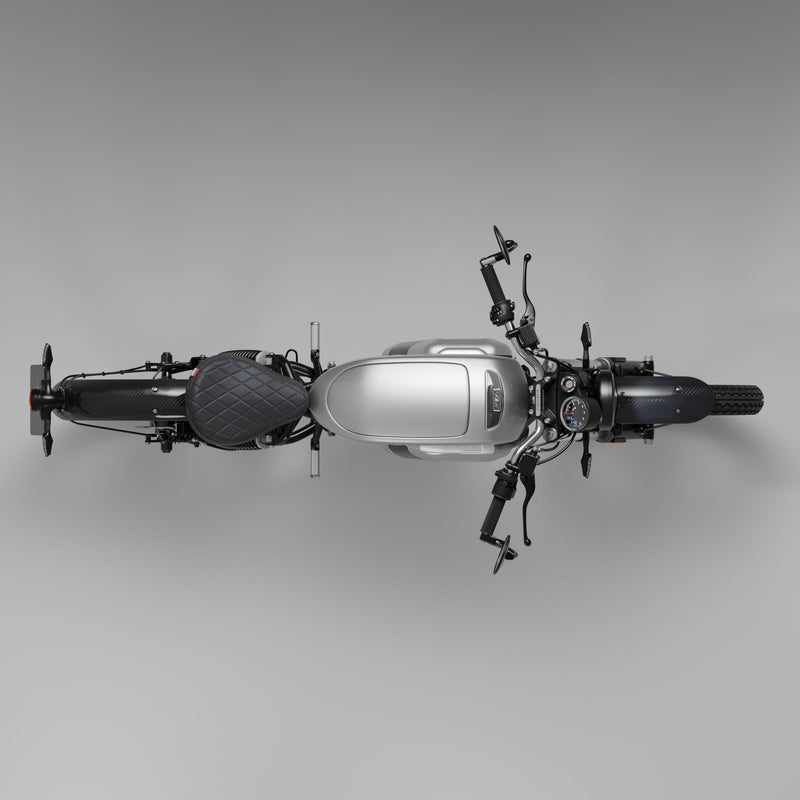 #tank_tank_silber_seat_sattel_schwarz_mudguards_carbonfaser-kotflügel_und_mattschwarze_einlagen_am_batteriegehäuse